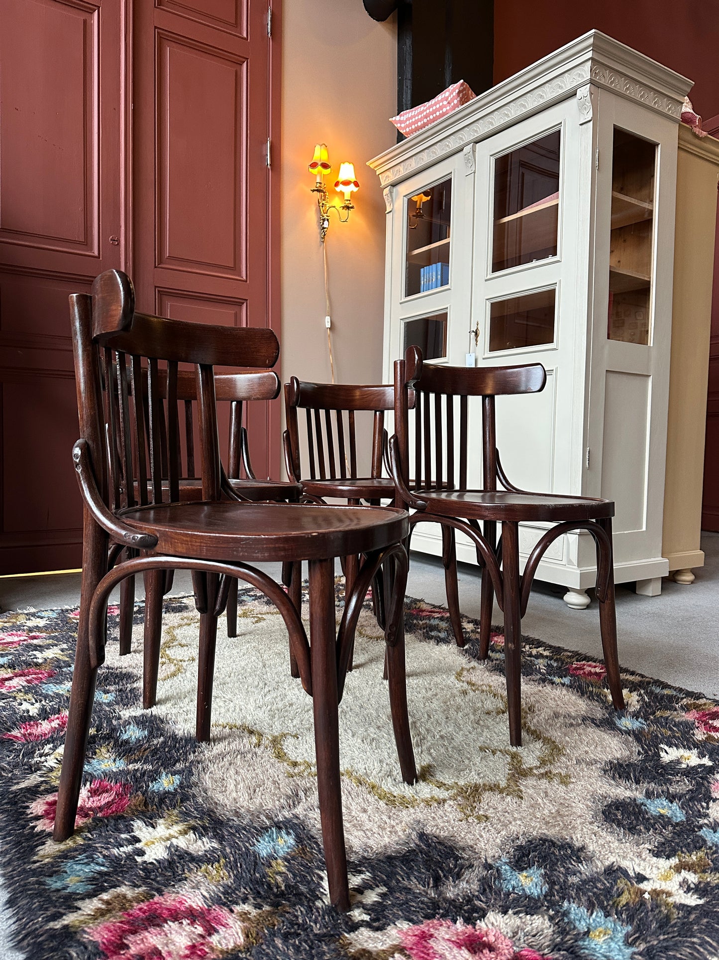 Ett set med 4 st gamla, fina stolar. Dessa har sannolikt stått på någon ungersk restaurang eller bar tidigare