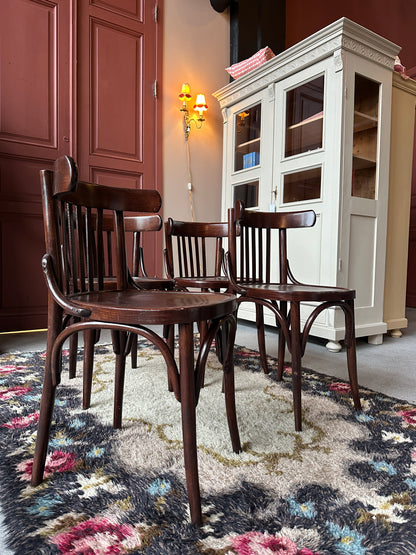 Ett set med 4 st gamla, fina stolar. Dessa har sannolikt stått på någon ungersk restaurang eller bar tidigare