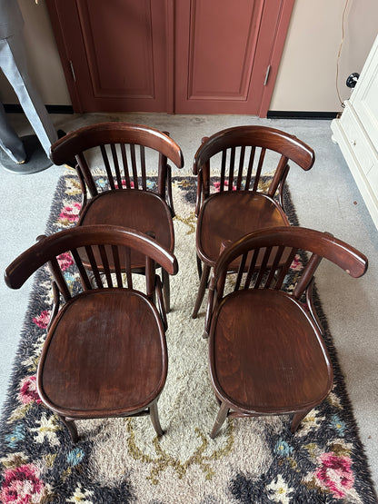 Ett set med 4 st gamla, fina stolar. Dessa har sannolikt stått på någon ungersk restaurang eller bar tidigare