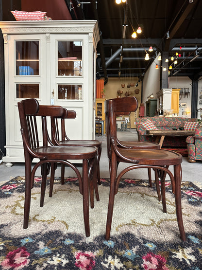 Ett set med 4 st gamla, fina stolar. Dessa har sannolikt stått på någon ungersk restaurang eller bar tidigare