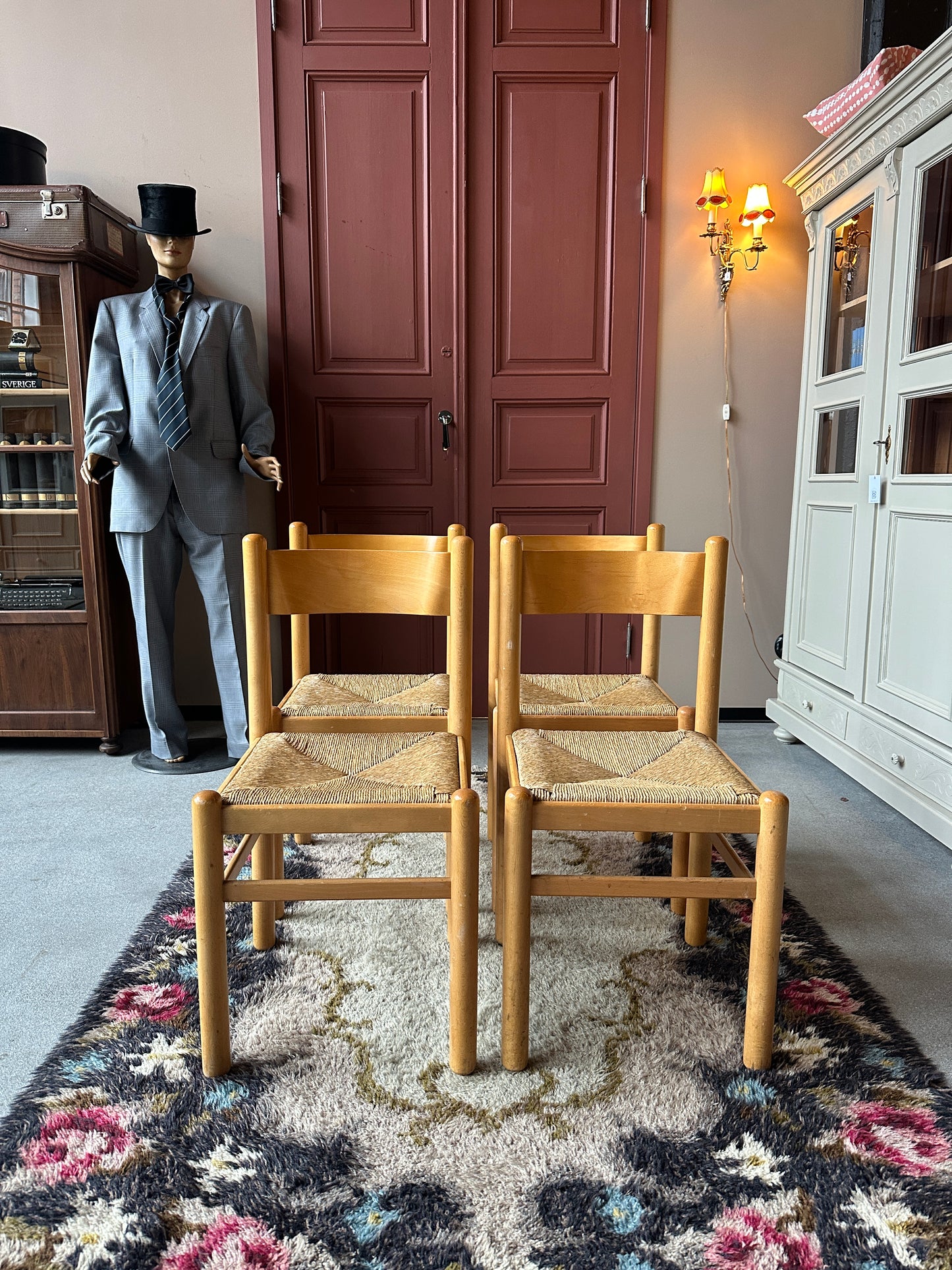 Ett set med 4 st gamla, fina stolar.&nbsp;
Dessa har sannolikt stått på någon ungersk restaurang eller café tidigare