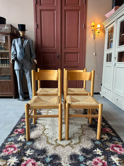 Ett set med 4 st gamla, fina stolar.&nbsp;
Dessa har sannolikt stått på någon ungersk restaurang eller café tidigare