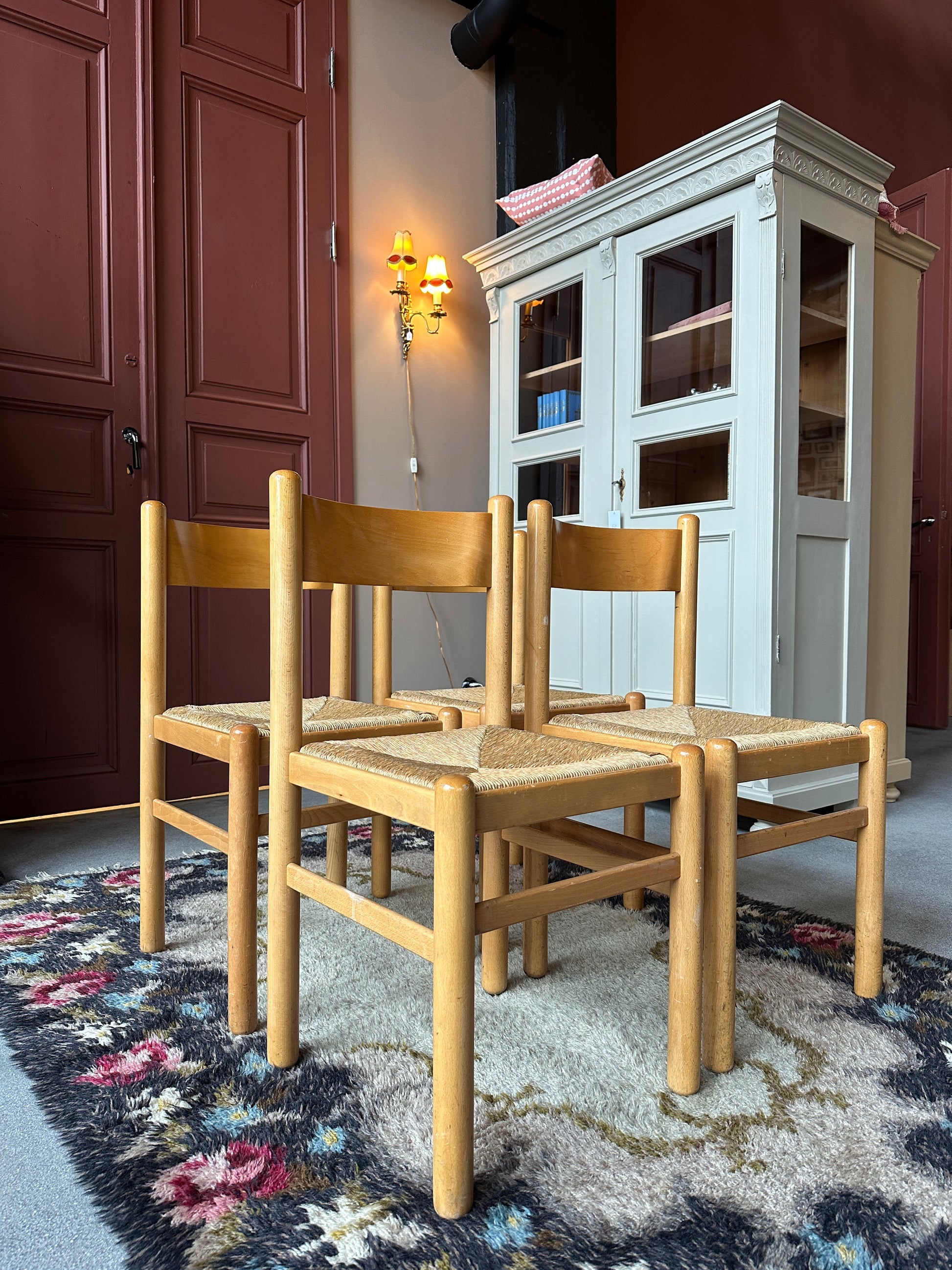 Ett set med 4 st gamla, fina stolar.&nbsp;
Dessa har sannolikt stått på någon ungersk restaurang eller café tidigare