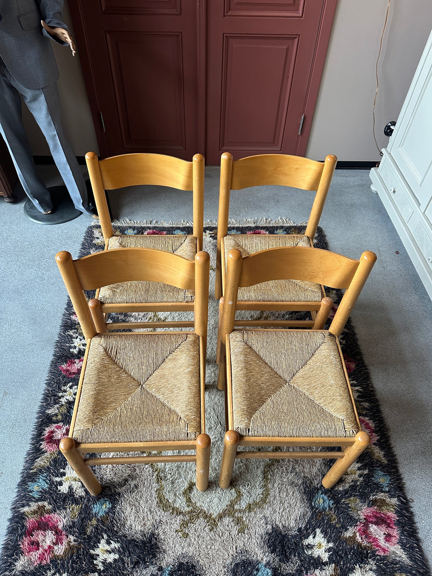 Ett set med 4 st gamla, fina stolar.&nbsp;
Dessa har sannolikt stått på någon ungersk restaurang eller café tidigare