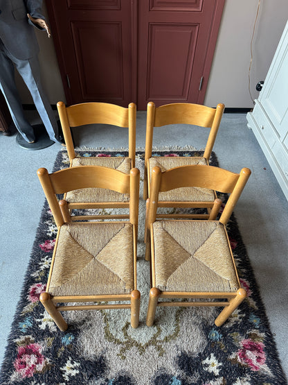 Ett set med 4 st gamla, fina stolar.&nbsp;
Dessa har sannolikt stått på någon ungersk restaurang eller café tidigare