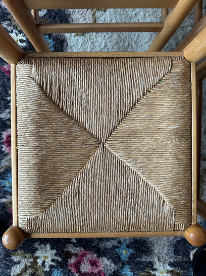 Ett set med 4 st gamla, fina stolar.&nbsp;
Dessa har sannolikt stått på någon ungersk restaurang eller café tidigare