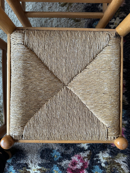 Ett set med 4 st gamla, fina stolar.&nbsp;
Dessa har sannolikt stått på någon ungersk restaurang eller café tidigare