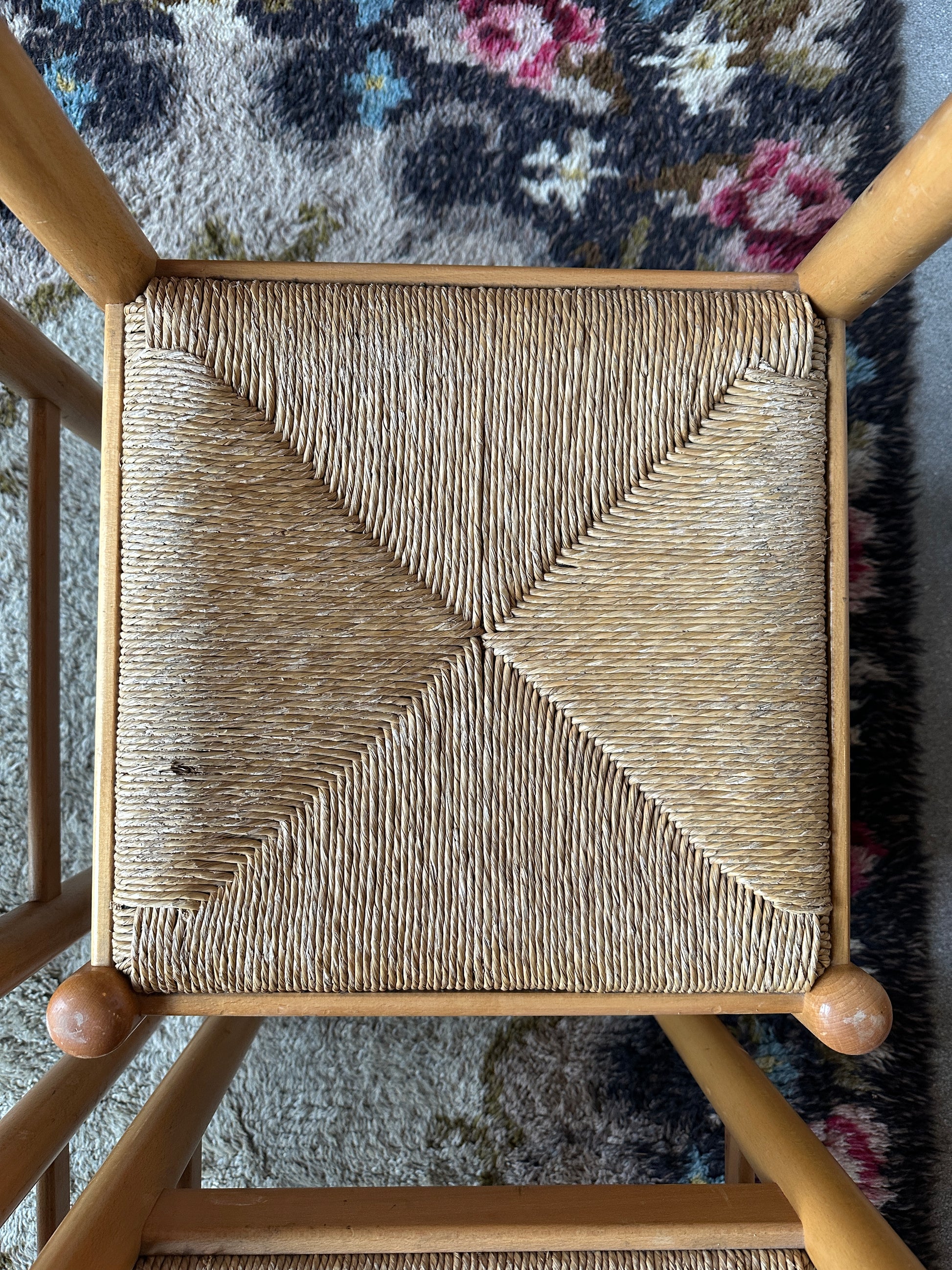 Ett set med 4 st gamla, fina stolar.&nbsp;
Dessa har sannolikt stått på någon ungersk restaurang eller café tidigare