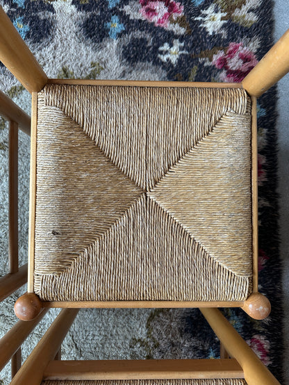 Ett set med 4 st gamla, fina stolar.&nbsp;
Dessa har sannolikt stått på någon ungersk restaurang eller café tidigare