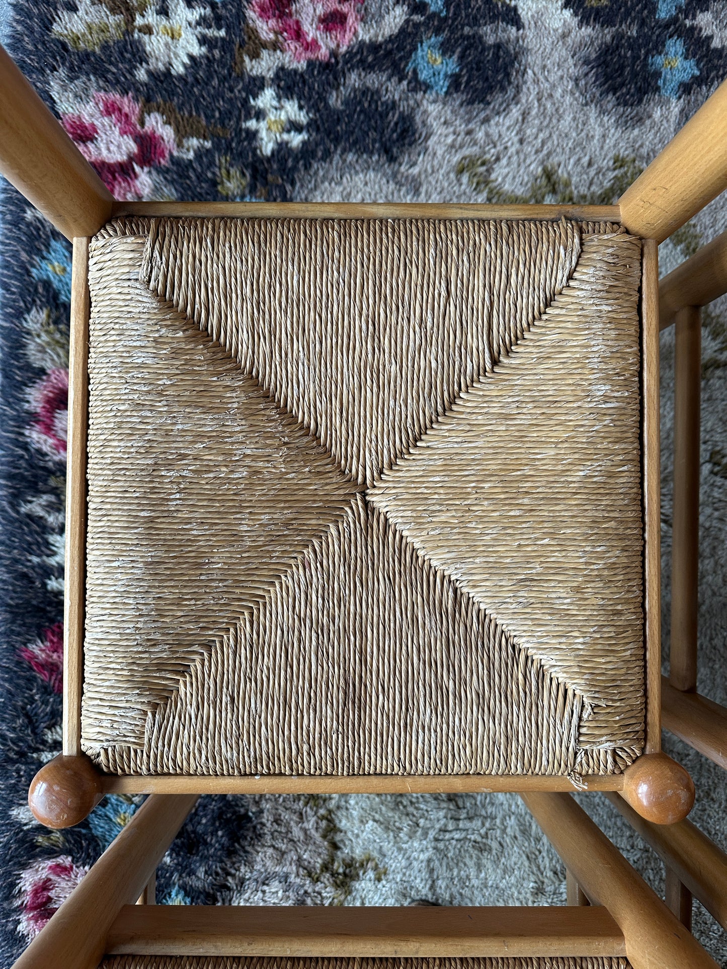 Ett set med 4 st gamla, fina stolar.&nbsp;
Dessa har sannolikt stått på någon ungersk restaurang eller café tidigare