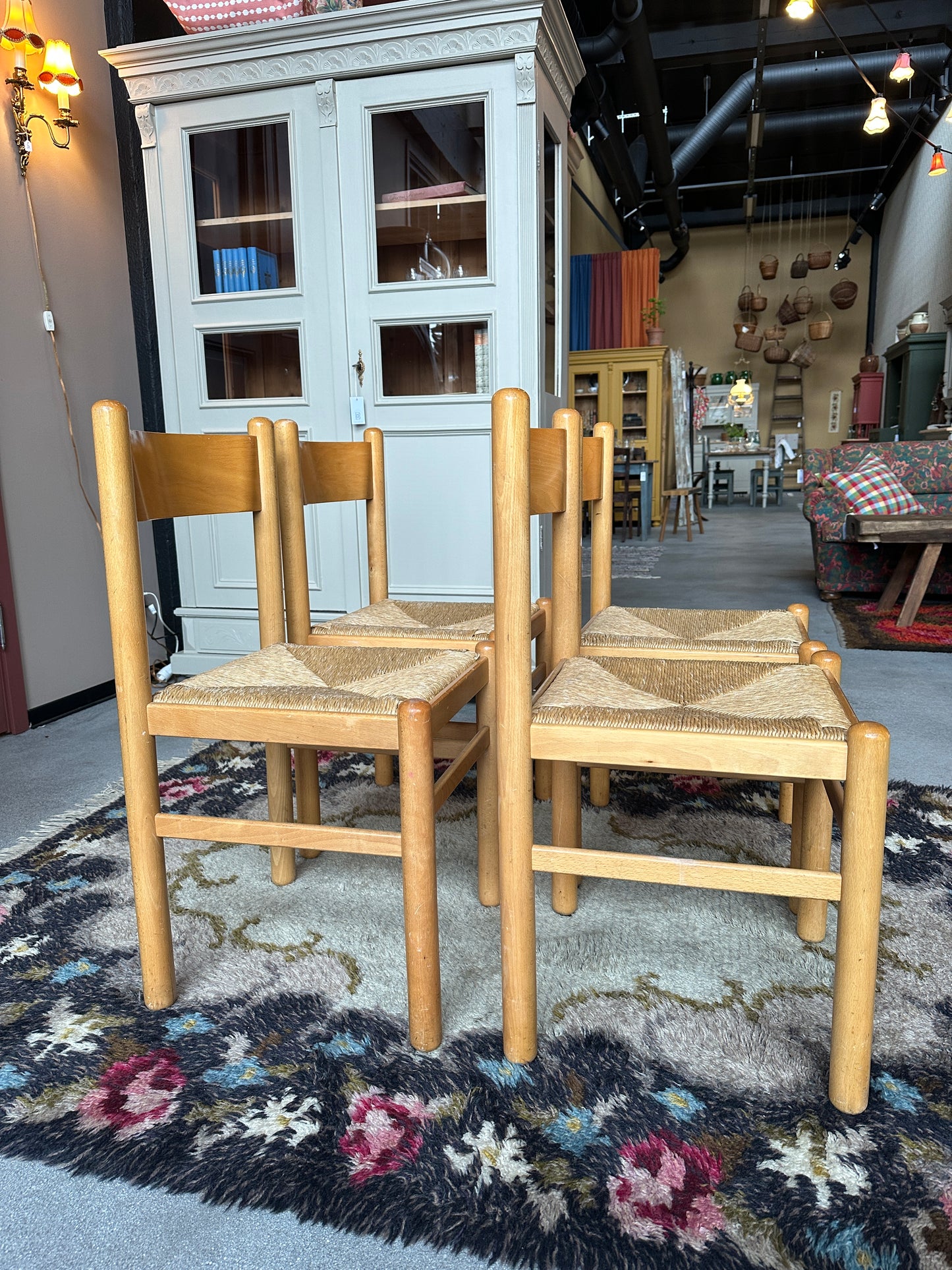 Ett set med 4 st gamla, fina stolar.&nbsp;
Dessa har sannolikt stått på någon ungersk restaurang eller café tidigare