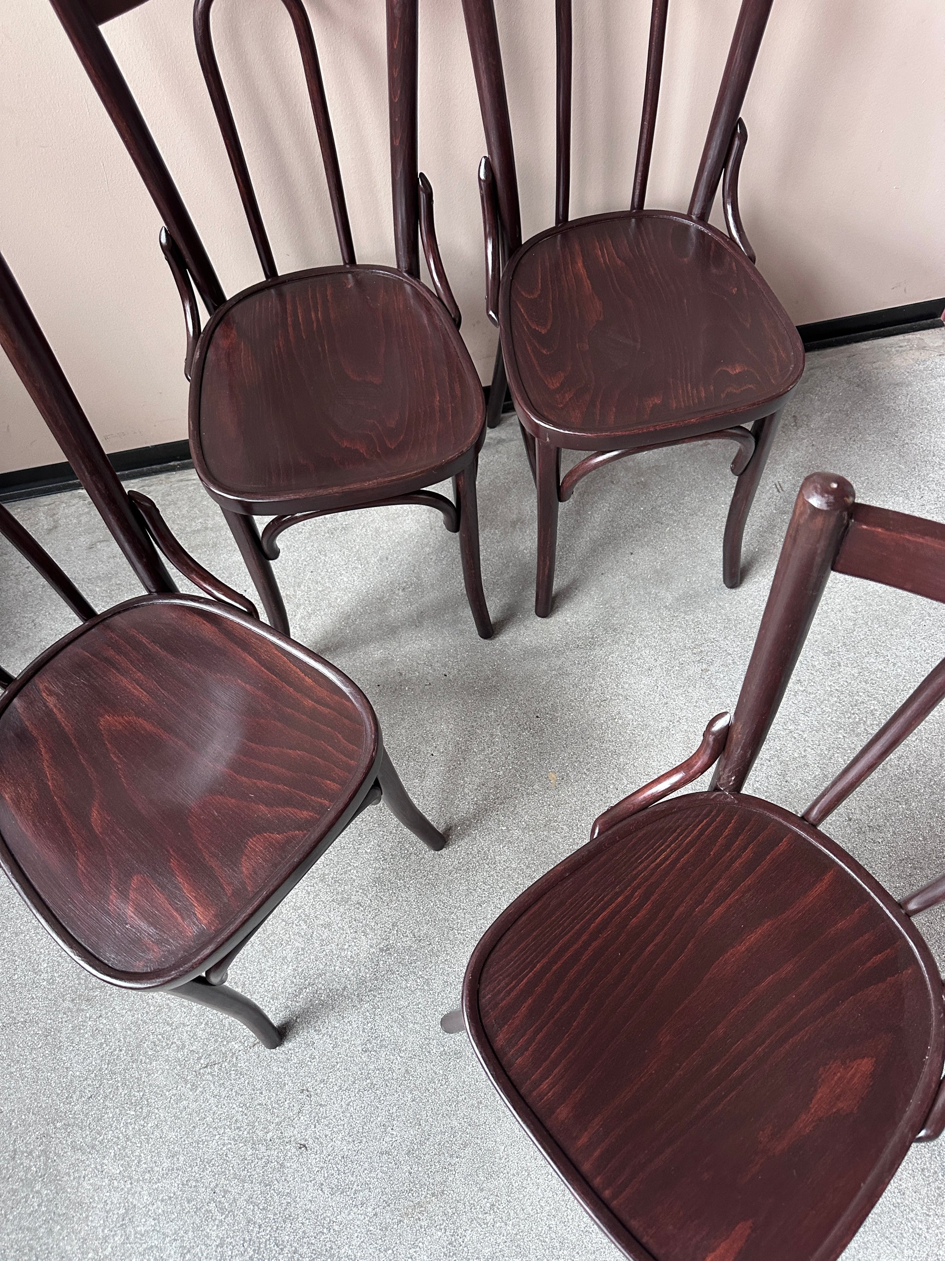 Bruna sitsar på 4 st stolar. Bild tagen uppifrån. 