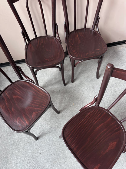 Bruna sitsar på 4 st stolar. Bild tagen uppifrån. 