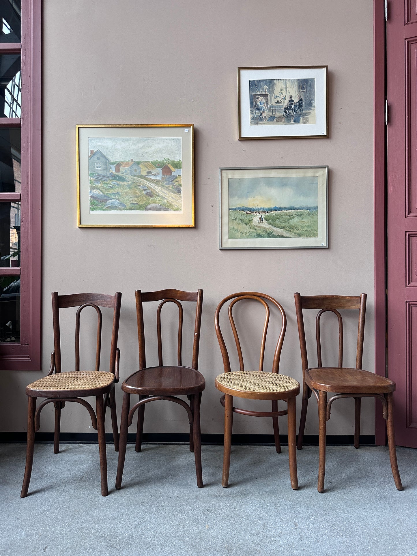 4 st stolar mot en vägg med 3 st tavlor.