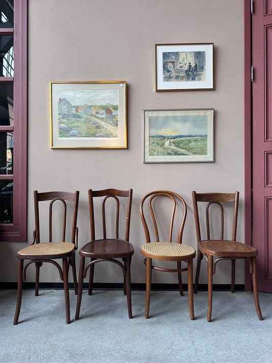 4 st stolar mot en vägg med 3 st tavlor.