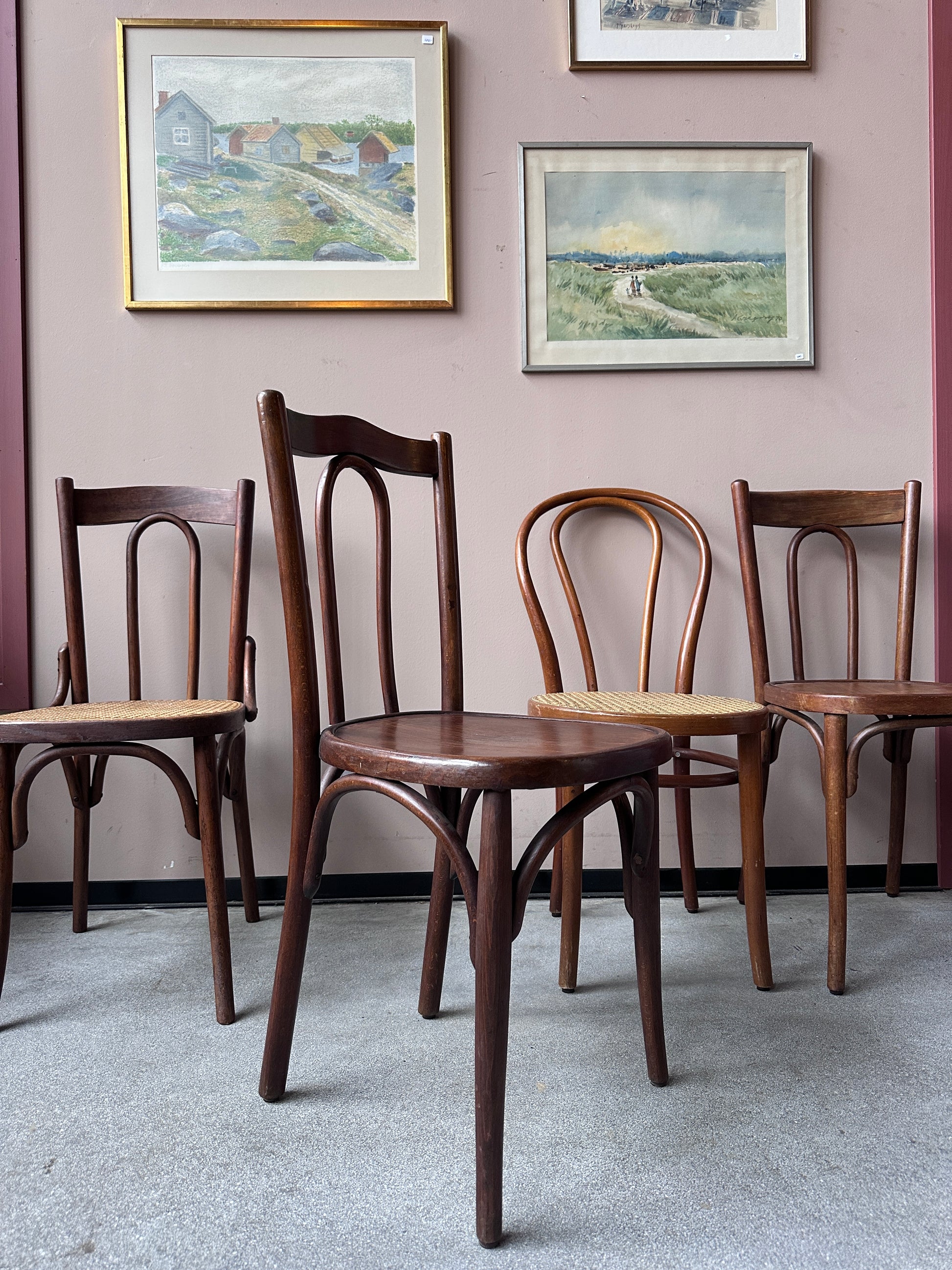 4 st stolar mot en vägg med 3 st tavlor.