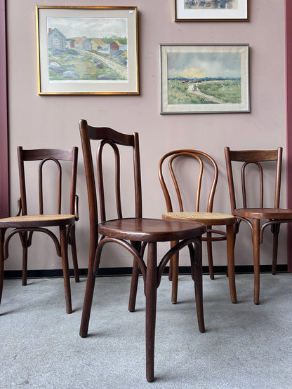 4 st stolar mot en vägg med 3 st tavlor.