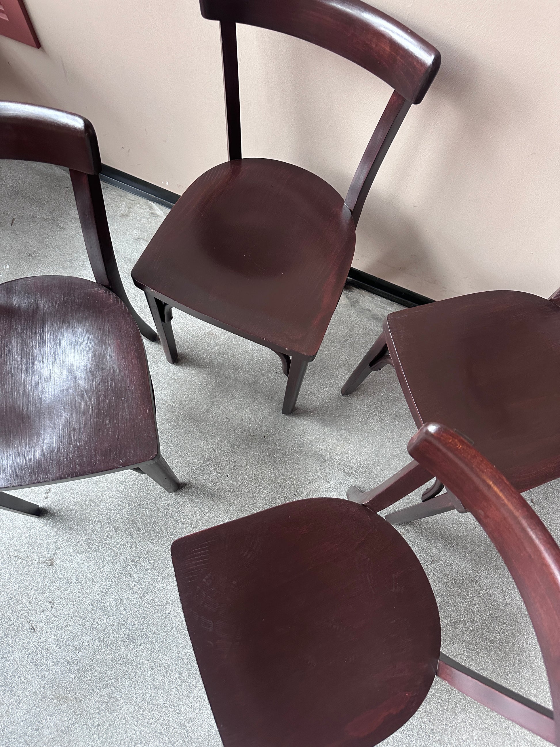 Sitsen på 4 st bruna stolar, bild tagen uppifrån.