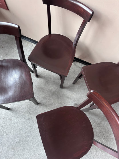 Sitsen på 4 st bruna stolar, bild tagen uppifrån.