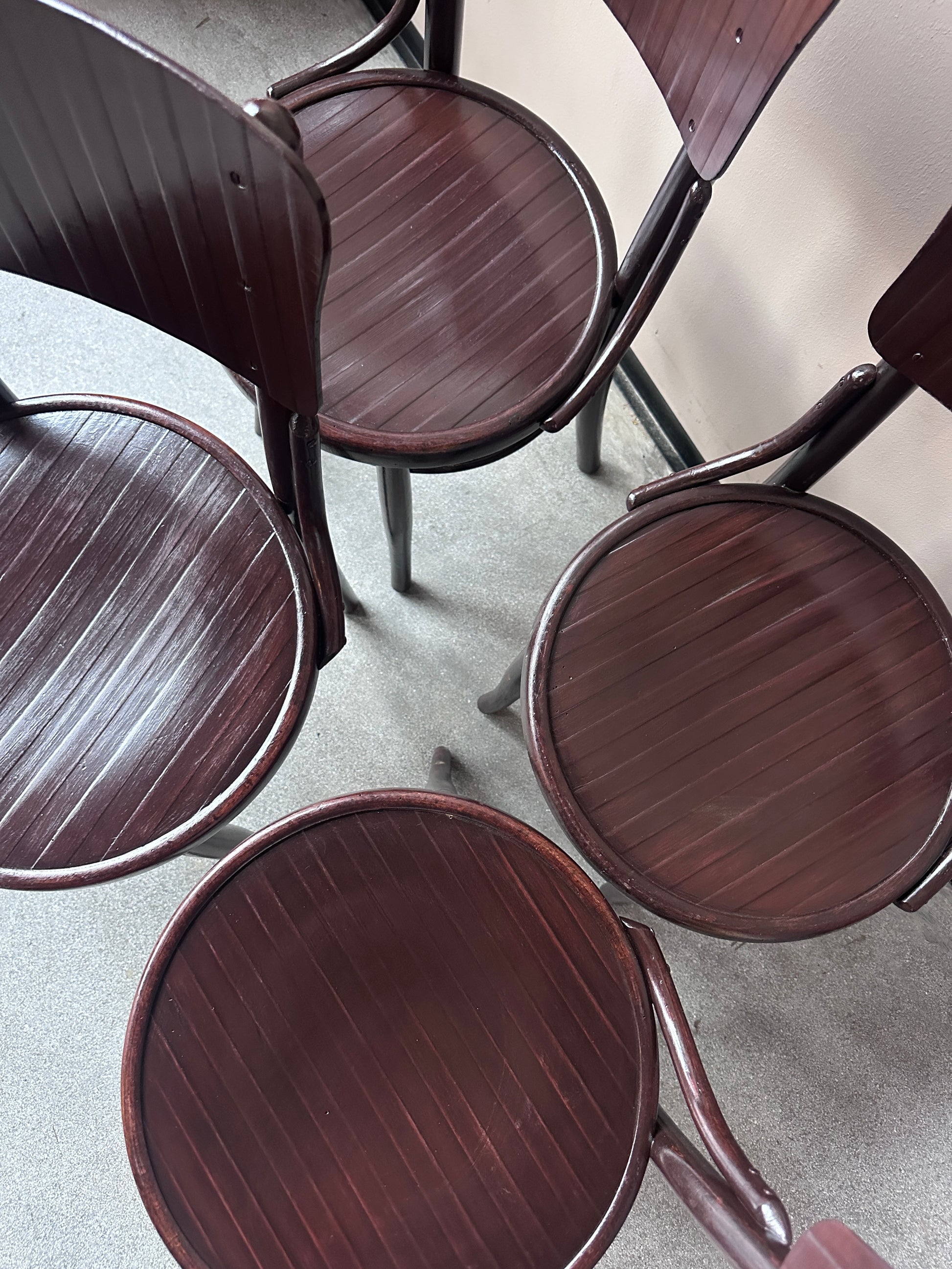 Bruna sitsar på 4 st stolar. Bild tagen uppifrån. 