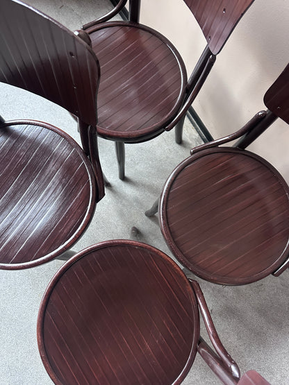 Bruna sitsar på 4 st stolar. Bild tagen uppifrån. 