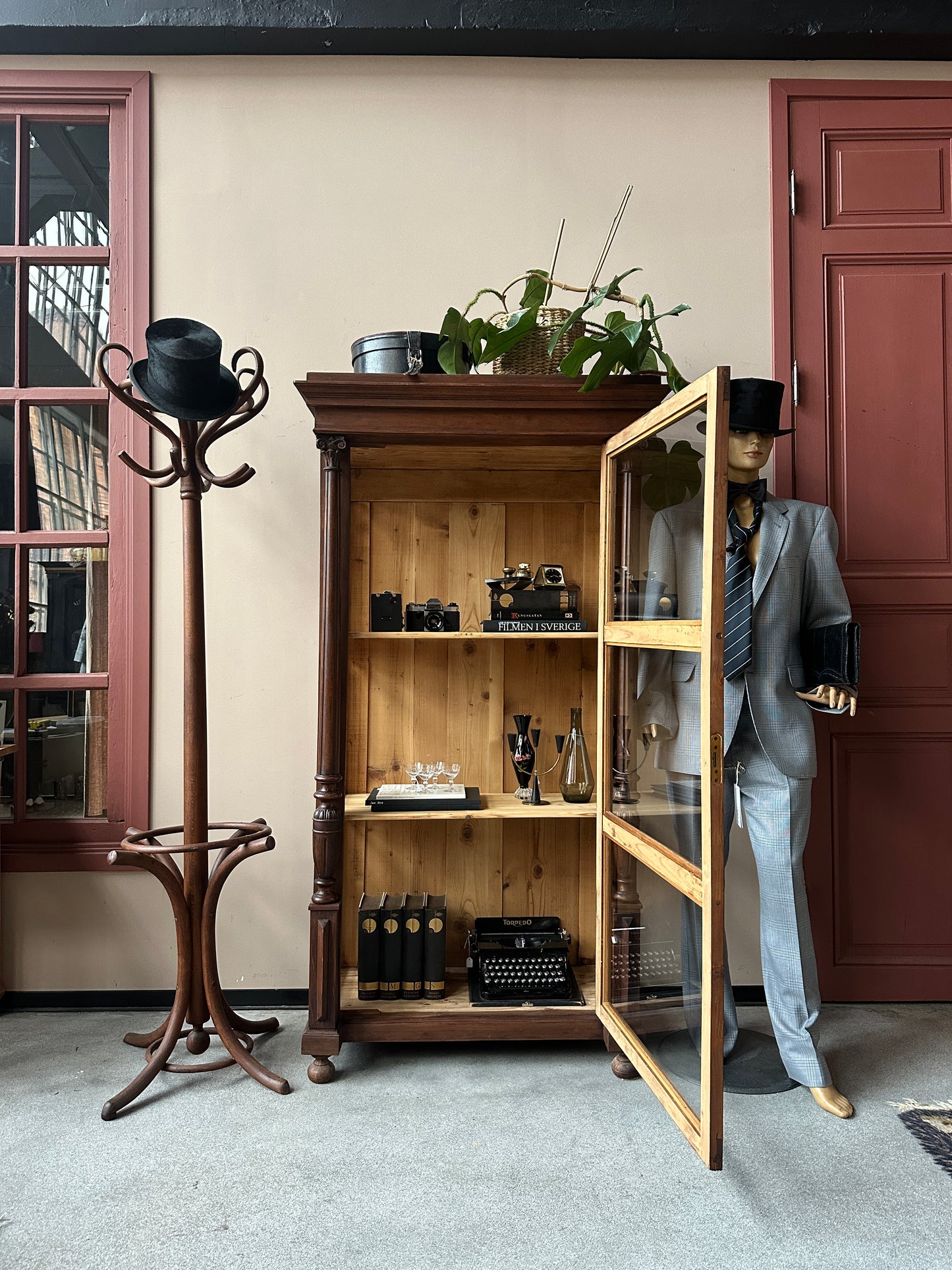 Ett gammalt, elegant vitrinskåp/displayskåp med ett fantastiskt ljusinsläpp tack vare glas både fram och i sidorna på skåpet