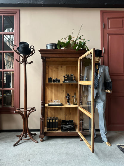 Ett gammalt, elegant vitrinskåp/displayskåp med ett fantastiskt ljusinsläpp tack vare glas både fram och i sidorna på skåpet