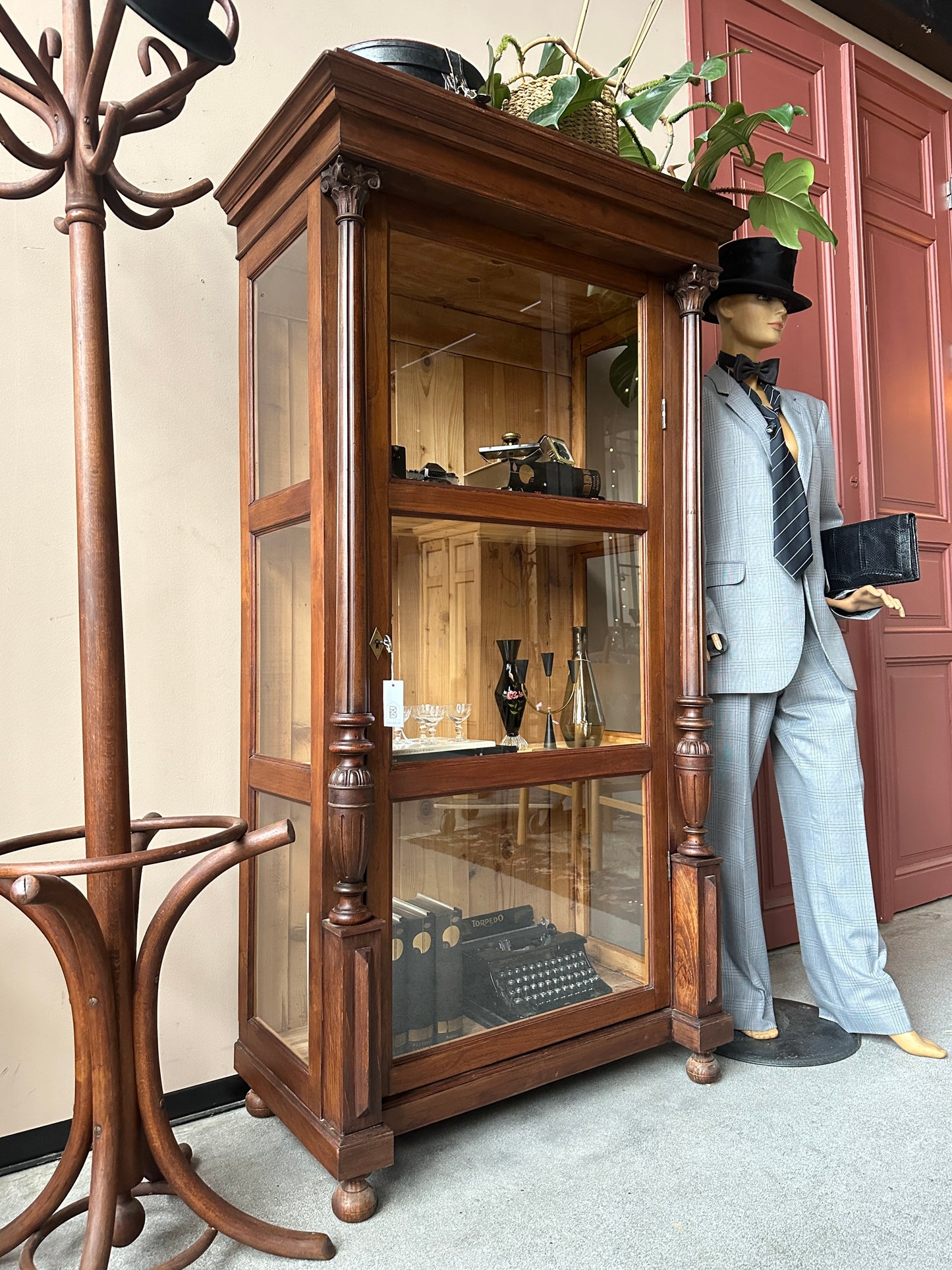 Ett gammalt, elegant vitrinskåp/displayskåp med ett fantastiskt ljusinsläpp tack vare glas både fram och i sidorna på skåpet