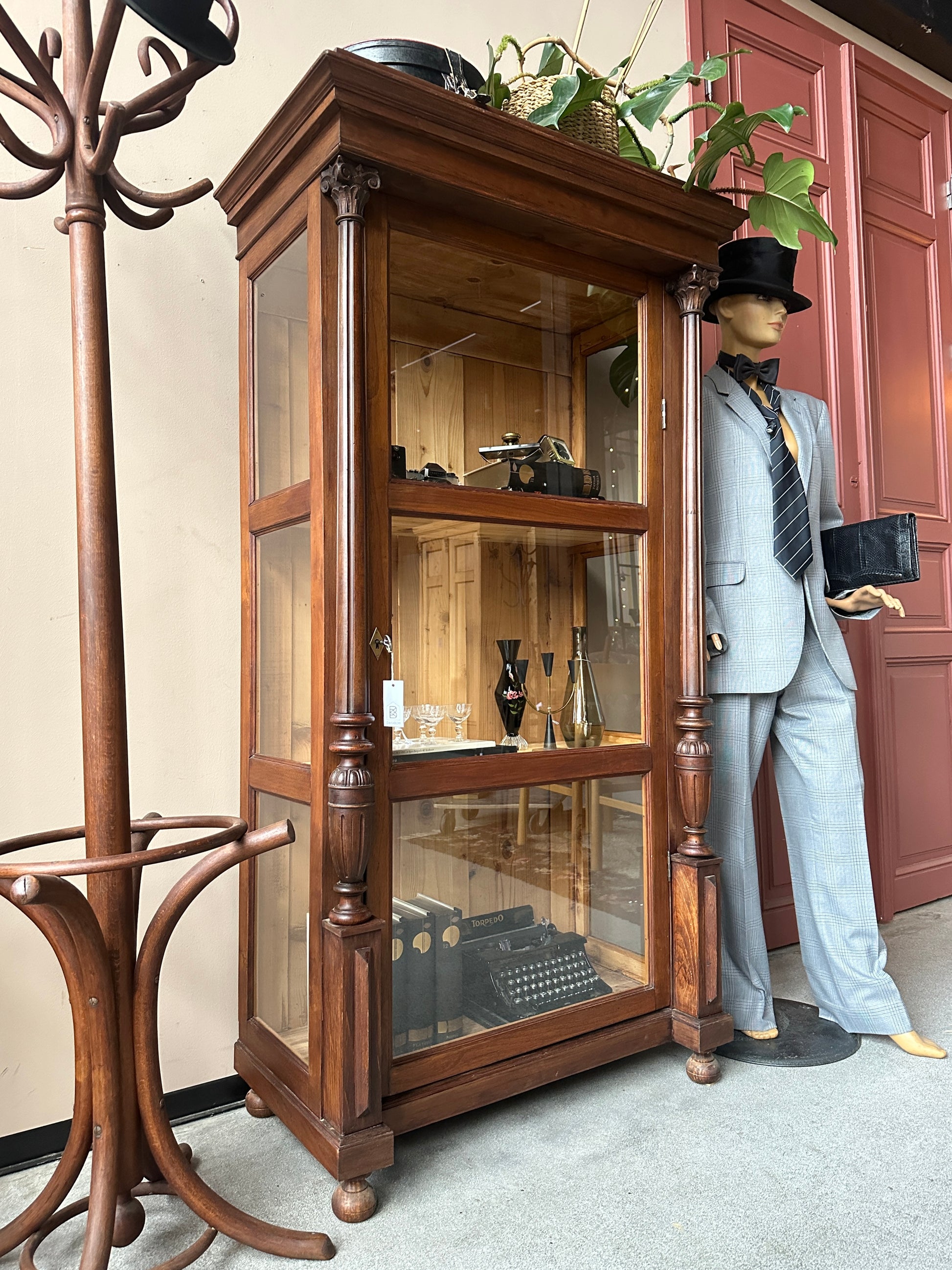 Ett gammalt, elegant vitrinskåp/displayskåp med ett fantastiskt ljusinsläpp tack vare glas både fram och i sidorna på skåpet