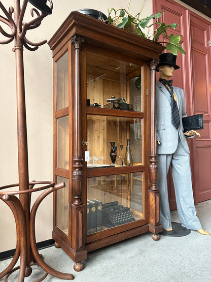 Ett gammalt, elegant vitrinskåp/displayskåp med ett fantastiskt ljusinsläpp tack vare glas både fram och i sidorna på skåpet