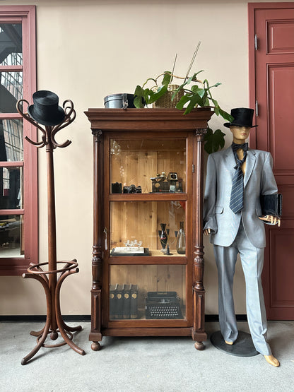 Ett gammalt, elegant vitrinskåp/displayskåp med ett fantastiskt ljusinsläpp tack vare glas både fram och i sidorna på skåpet