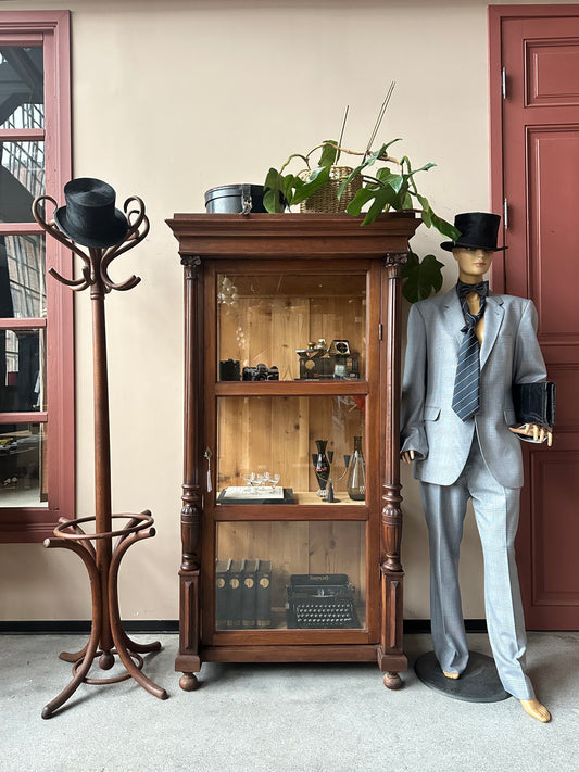 Ett gammalt, elegant vitrinskåp/displayskåp med ett fantastiskt ljusinsläpp tack vare glas både fram och i sidorna på skåpet