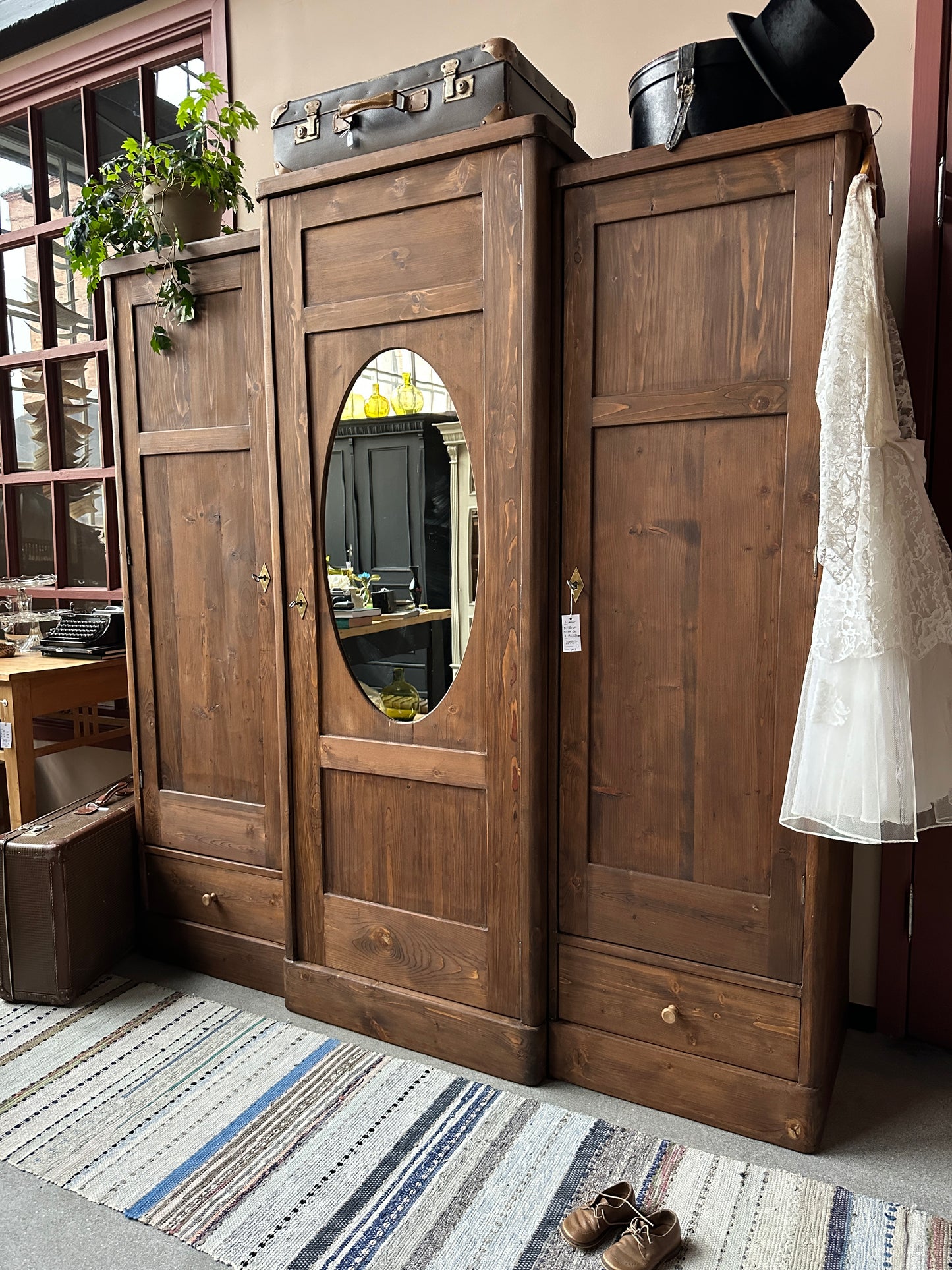 Ett stort gammalt, vackert klädskåp med massor av möjlighet till förvaring. Förutom massor av hyllor bjuds här klädstång och 3 st praktiska lådor