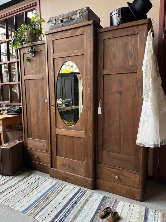 Ett stort gammalt, vackert klädskåp med massor av möjlighet till förvaring. Förutom massor av hyllor bjuds här klädstång och 3 st praktiska lådor