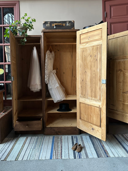 Ett stort gammalt, vackert klädskåp med massor av möjlighet till förvaring. Förutom massor av hyllor bjuds här klädstång och 3 st praktiska lådor