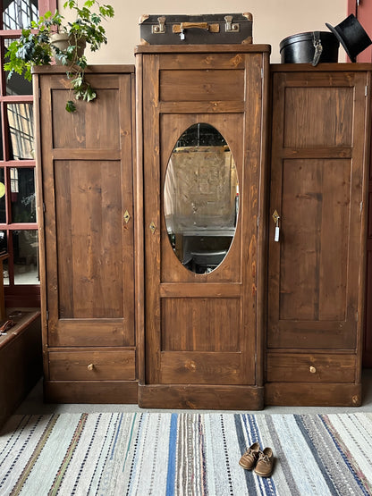 Ett stort gammalt, vackert klädskåp med massor av möjlighet till förvaring. Förutom massor av hyllor bjuds här klädstång och 3 st praktiska lådor