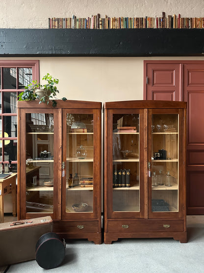 Ett gammalt vackert vitrinskåp med raka och enkla linjer.