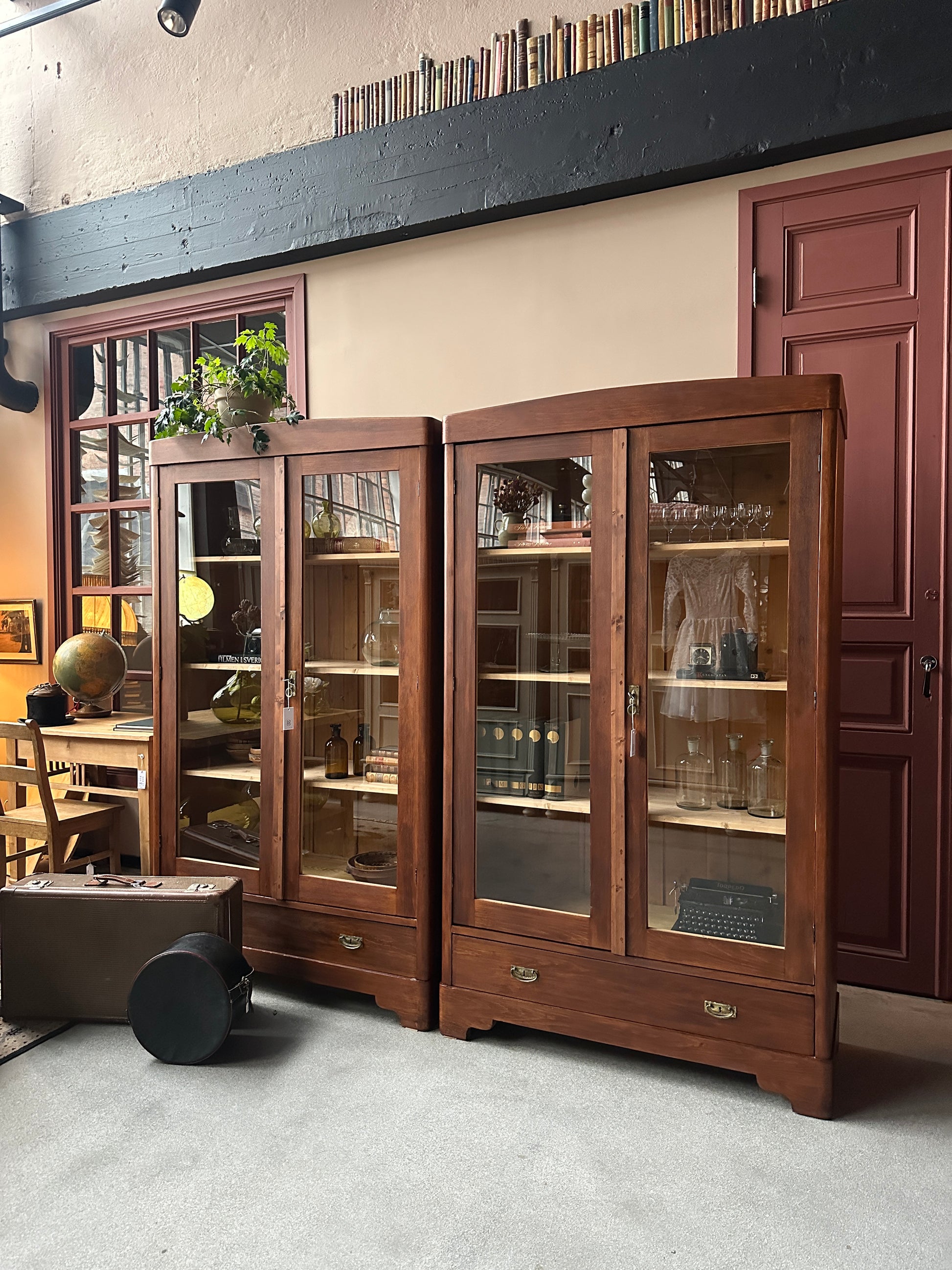 Ett gammalt vackert vitrinskåp med raka och enkla linjer.