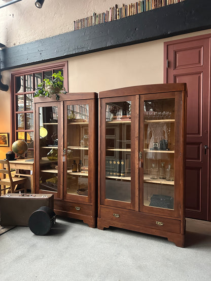 Ett gammalt vackert vitrinskåp med raka och enkla linjer.