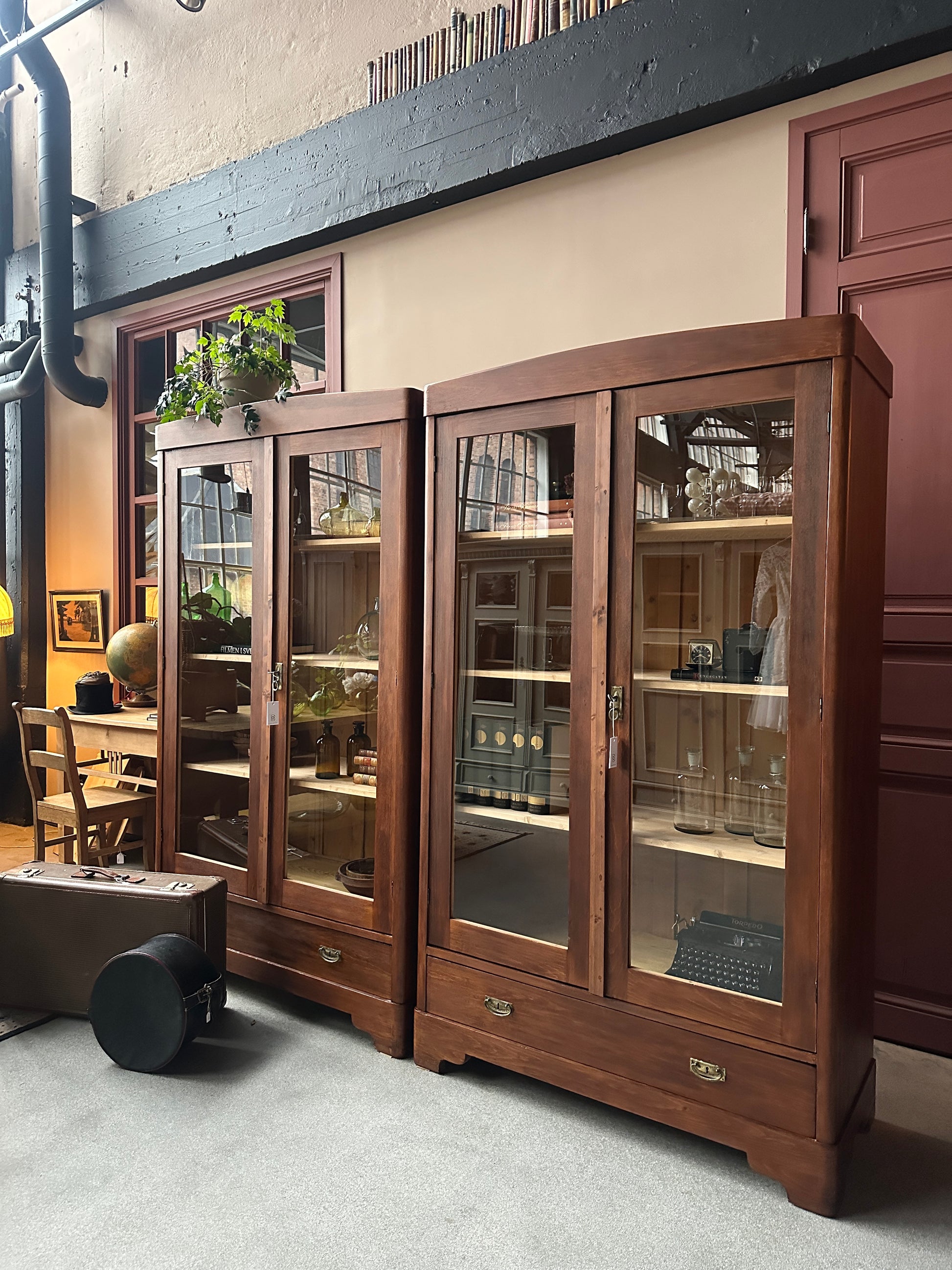 Ett gammalt vackert vitrinskåp med raka och enkla linjer.