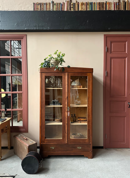 Ett gammalt vackert vitrinskåp med raka och enkla linjer.