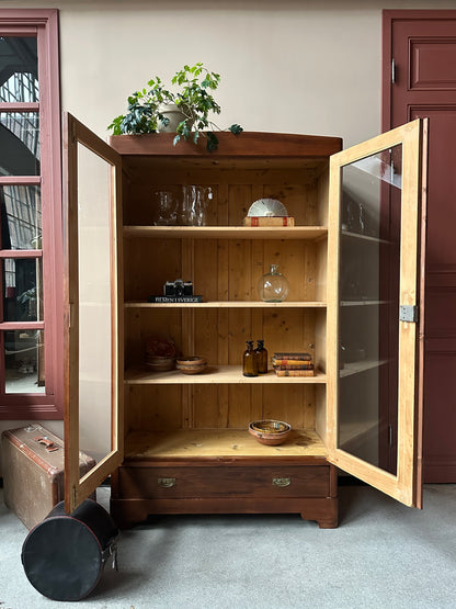 Ett gammalt vackert vitrinskåp med raka och enkla linjer.