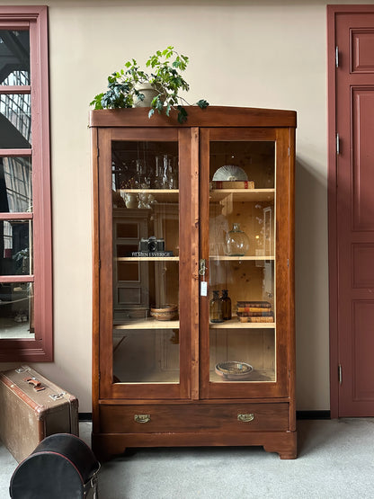 Ett gammalt vackert vitrinskåp med raka och enkla linjer.