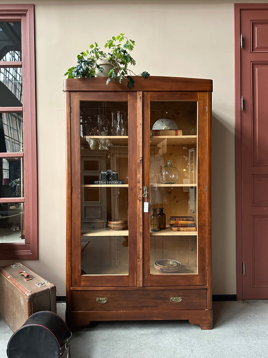 Ett gammalt vackert vitrinskåp med raka och enkla linjer.