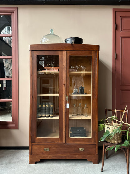 Ett gammalt vackert vitrinskåp med raka och enkla linjer.