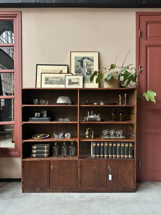 En härlig lite grundare bokhylla med både öppna hyllor och täckta skåp.