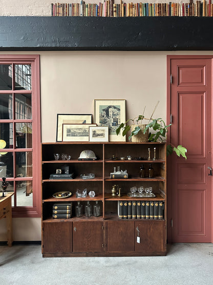 En härlig lite grundare bokhylla med både öppna hyllor och täckta skåp.