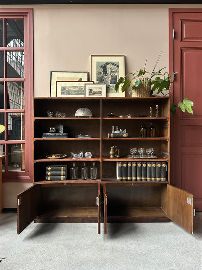 En härlig lite grundare bokhylla med både öppna hyllor och täckta skåp.