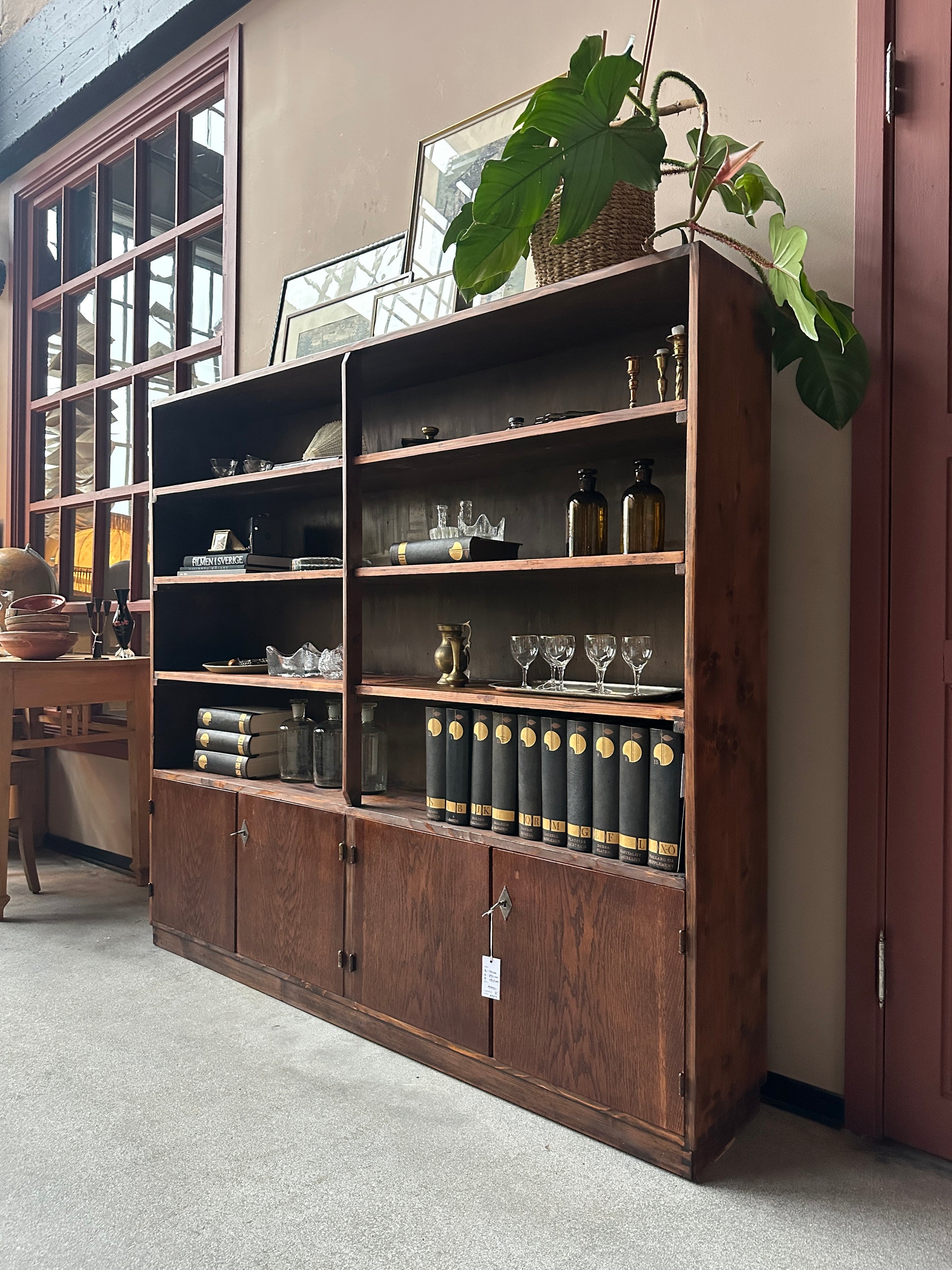 En härlig lite grundare bokhylla med både öppna hyllor och täckta skåp.