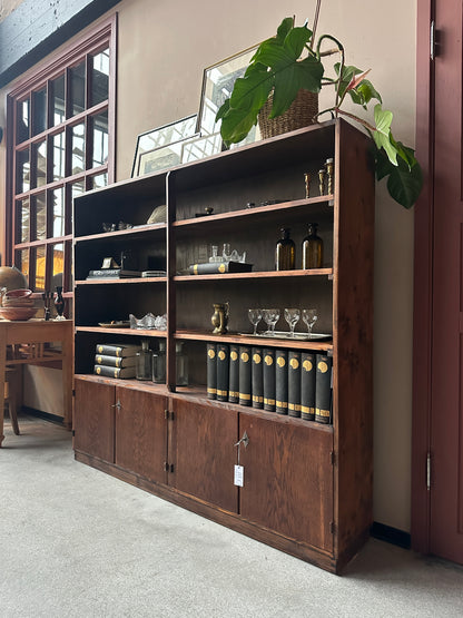 En härlig lite grundare bokhylla med både öppna hyllor och täckta skåp.